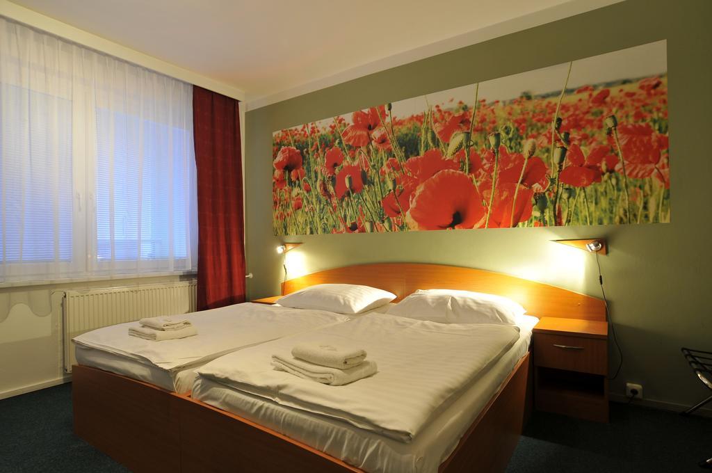 Hotel Krystal Hodonín Kültér fotó