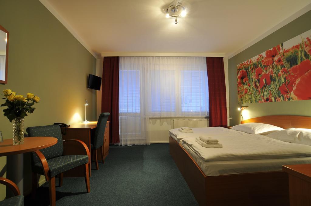 Hotel Krystal Hodonín Kültér fotó
