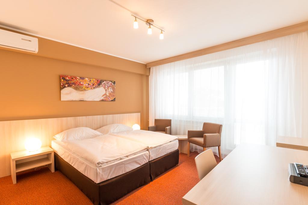 Hotel Krystal Hodonín Kültér fotó