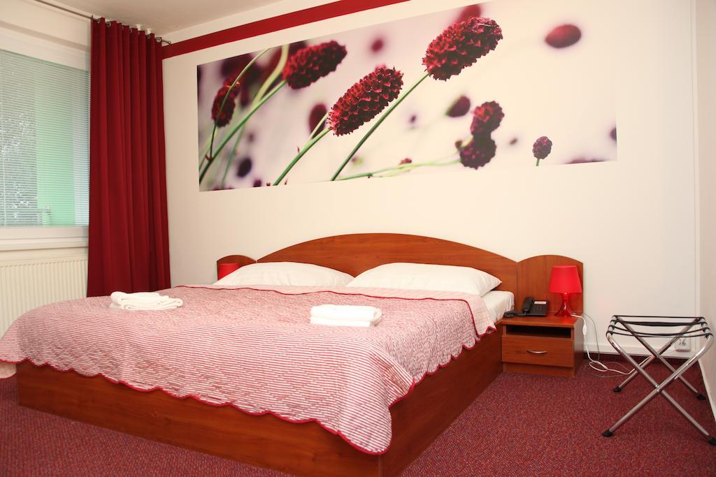 Hotel Krystal Hodonín Kültér fotó